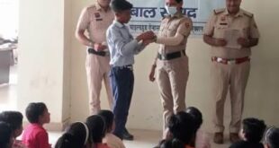 बाल दिवस की पूर्व संध्या पर सड़क एवं कामकाजी बच्चों ने गुरुग्राम पुलिस को बांधे रक्षा सूत्र