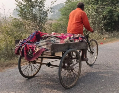 50 किमी पत्नी की लाश को ट्राॅली से लेकर घर पहुंचा पति