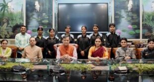 साहसी बालिका संस्था प्रतिनिधिमंडल की सतीश महाना से शिष्टाचार भेंट