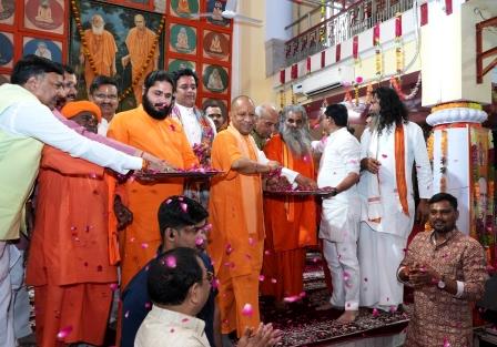 गोरखनाथ मंदिर में सीएम योगी ने खेली होली, बोले- समरसता और राष्ट्रभक्ति ही हमारी ताकत