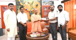 गोरखपुर अग्निकांड पीड़ित दुकानदारों को मुख्यमंत्री ने दी आर्थिक सहायता