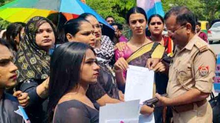 ट्रांसजेंडर संशोधन बिल के विरोध में वाराणसी में किन्नर और ट्रांसजेंडर समुदाय का प्रदर्शन