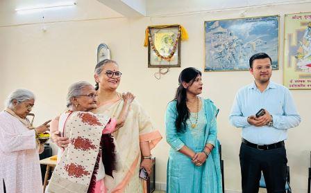 वृद्धाश्रम पहुंचकर महापौर ने दी होली की शुभकामनाएं