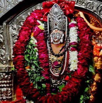 सप्तमी पर काशी में गूंजा भक्ति का स्वर, मां विशालाक्षी को अर्पित हुए वस्त्र-श्रृंगार