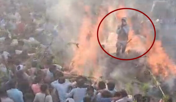 होलिका दहन की आग में कूदा युवक, ग्रामीणों ने जान जोखिम में डाल बचाया