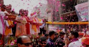 काला चश्मा लगाकर सीएम योगी ने खेली होली, रामलला ने धारण की पगड़ी