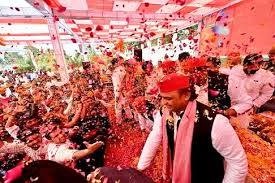 इटावा में अखिलेश-डिंपल ने खेली होली, जंग पर जताई चिंता; बोले- सपा हमेशा शांति की पक्षधर