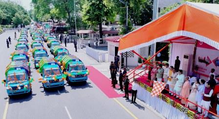 हरित पहल से बदलेगा लखनऊ, 250 ई-वाहनों को मुख्यमंत्री ने दिखाई हरी झंडी