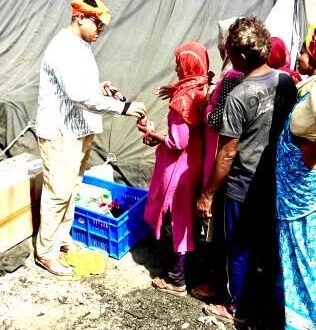 विकासनगर अग्निकांड पीड़ितों के लिए आगे आए अधिवक्ता आदर्श कुमार, राहत सामग्री और भोजन से बांट रहे उम्मीद