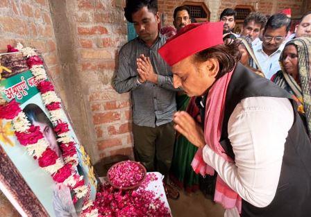 हरदोई में पीड़ित परिवार से मिले अखिलेश यादव, हत्या कांड की सीबीआई जांच की मांग तेज