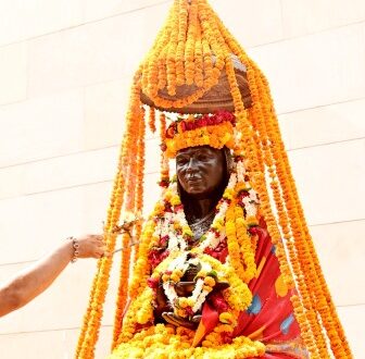 अहिल्याबाई होल्कर के योगदान का काशी में हुआ पुण्य स्मरण, विश्वनाथ धाम में श्रद्धांजलि अर्पित