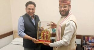 अफसर के दर पर कैबिनेट मंत्री की हाजिरी