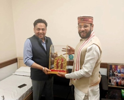 अफसर के दर पर कैबिनेट मंत्री की हाजिरी