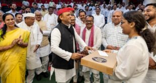 अखिलेश ने गोरखपुर की दो मेधावी छात्राओं को लैपटॉप देकर किया सम्मानित