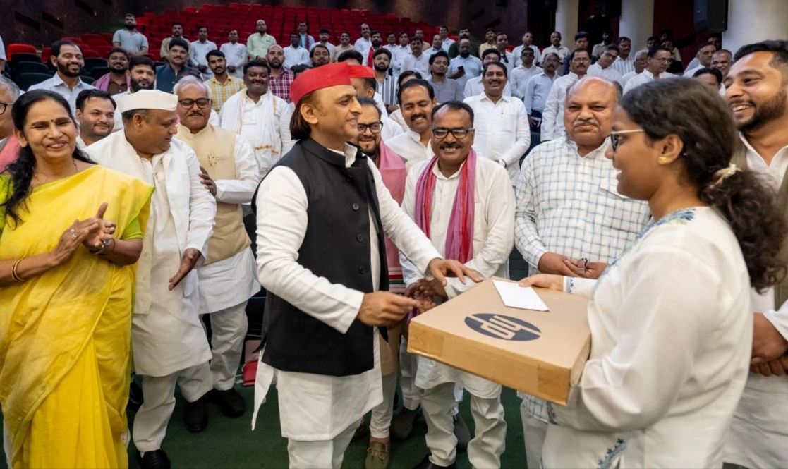 अखिलेश ने गोरखपुर की दो मेधावी छात्राओं को लैपटॉप देकर किया सम्मानित