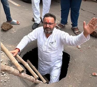 पाताल लोक का रास्ता बनी सड़क! गड्ढे में सीढ़ी लगाकर उतरे सपा नेता, वीडियो वायरल