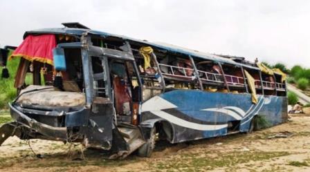गंगा एक्सप्रेसवे पर 25 फीट गहरी खाई में गिरी स्लीपर बस, 44 यात्री घायल, चालक-परिचालक फरार