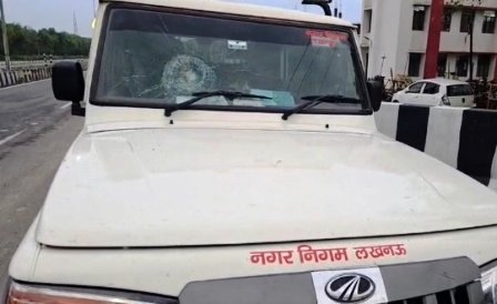 नगर निगम की टीम पर पथराव, चार सरकारी वाहनों के शीशे टूटे; चौकी प्रभारी समेत कई घायल