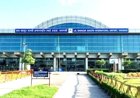 बाबतपुर एयरपोर्ट पर अकासा एयर के यात्री से लाखों की नकदी बरामद, आयकर विभाग ने शुरू की पूछताछ