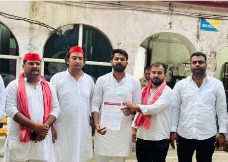 अखिलेश यादव पर आपत्तिजनक टिप्पणी का आरोप, सपा कार्यकर्ताओं ने महिला के खिलाफ दी शिकायत