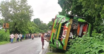 बृजभूषण शरण सिंह के कार्यक्रम से लौट रही खिलाड़ियों की बस पलटी, सात घायल, सभी सुरक्षित