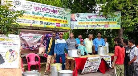 हर निवाले में सेवा, हर चेहरे पर मुस्कान: श्रावण में बृज की रसोई ने बांटा निःशुल्क भोजन