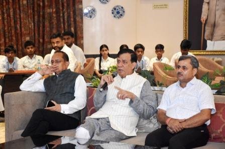 विधान भवन पहुंच विद्यार्थियों ने जाना विधानसभा का कामकाज, समझीं संसदीय परंपराएं