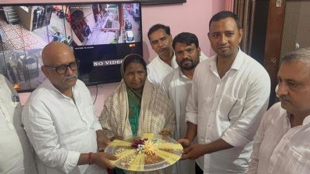 अजय राय पहुंचे पार्टी प्रवक्ता कुंवर सिंह निषाद के घर, बोले- आवाज उठाने वालों को दबा रही सरकार