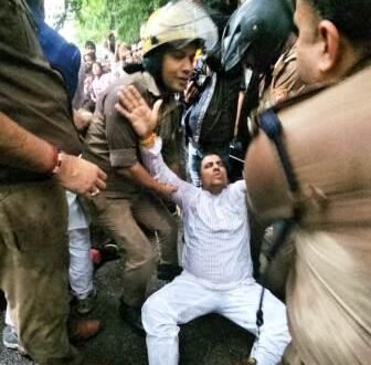 वोट चोरी के आरोपों को लेकर कांग्रेस का लखनऊ में प्रदर्शन, अजय राय समेत कई नेता गिरफ्तार