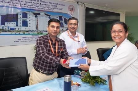 रेजिडेंट डॉक्टरों को सिखाई सुरक्षित प्रिस्क्रिप्शन और अग्नि सुरक्षा की तकनीक