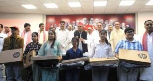 अखिलेश यादव ने 10 मेधावियों को दिए लैपटॉप, मेहनत से आगे बढ़ने की दी सीख