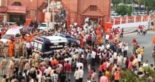 शोभायात्रा रोककर एंबुलेंस को दिया रास्ता, गोरखनाथ मंदिर में दिखी मानवता की मिसाल